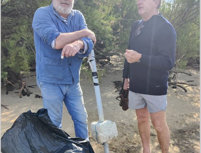 Monsieur le Maire a ramassé une paire de sandales